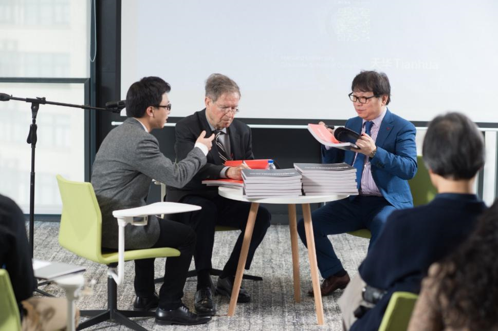 哈佛布斯克茨教授、楊丁亮老師與天華集團總建筑師黃向明現(xiàn)場書籍簽發(fā)